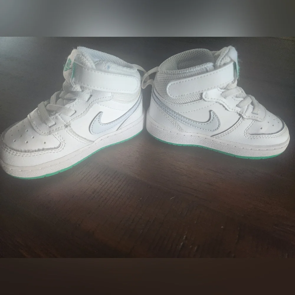 Nike‎ Kids White High-Top Sneakers with Green Sole 5.5